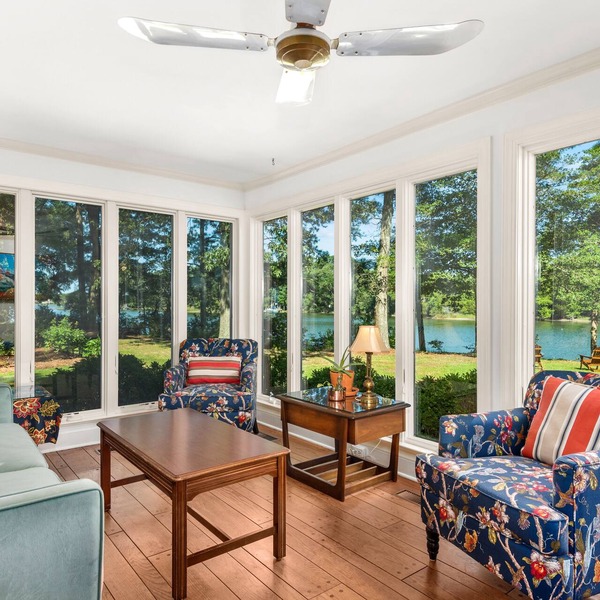 Inviting Waterfront Cottage on Cedar Creek