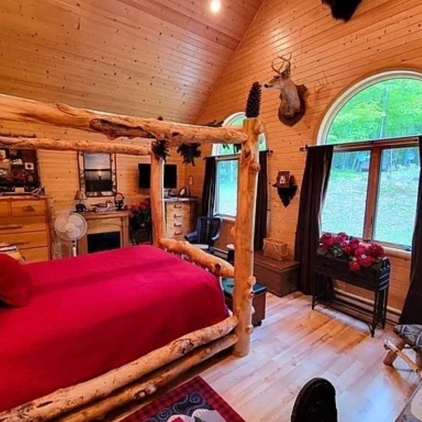 Iron River Luxury Cabin with dock, firepit & deck