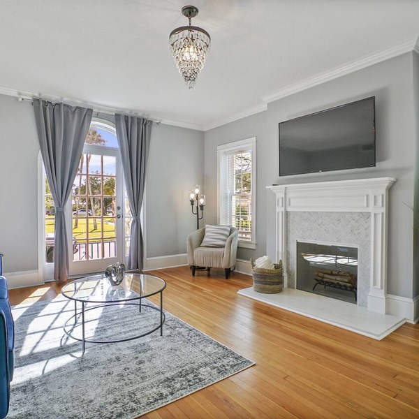 Island Luxury and Location! Between Downtown and the Beach