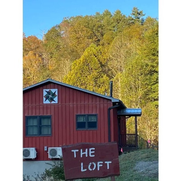 Ivy Riverfront private retreat - tubing, fishing right out the door!