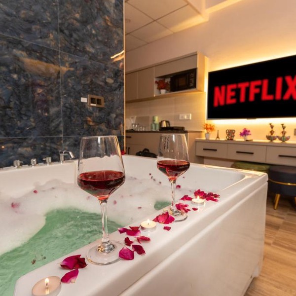 Jacuzzi & Big Screen By Buddies Home
