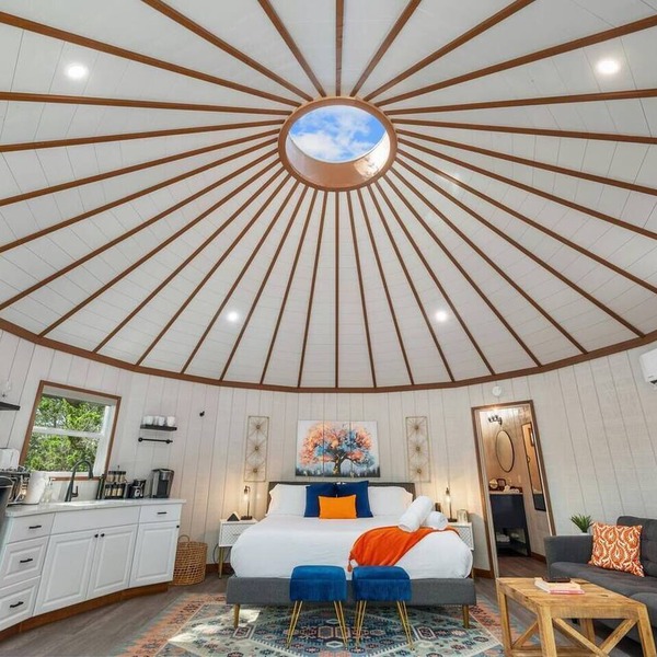 Jaw-Dropping Yurt! King Bed and Spa!