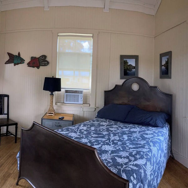 Jiggs Landing, Cabin 4 - Old World Waterside Double
