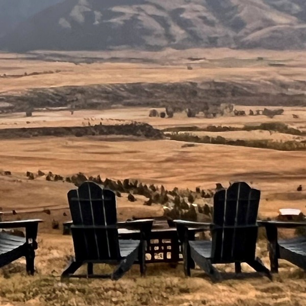 John & Jeans Yellowstone Paradise Valley Mountaintop Escape, Open in Winter too!
