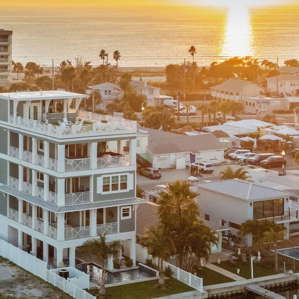 John’s Pass|Heated Pool+Hot Tub|360° Water Views|Across Beach|5 Floors|Elevator