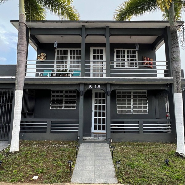 Kasa Metropolios 4-bedroom house w AC, WiFi, 2 car garage 7 minutes from airport