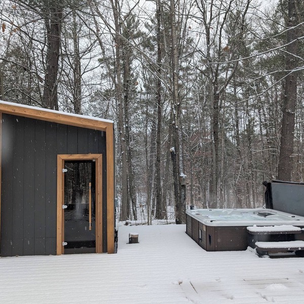 Kawartha Forest Spa Cottage w/Hot Tub & Sauna