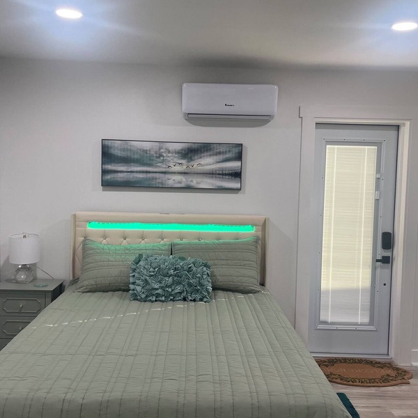 Kick back and relax in this calm,stylish space,near 275 N,I-4, 175 S.