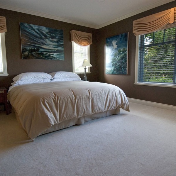King bed, en-suite bathroom w/separate tub/shower