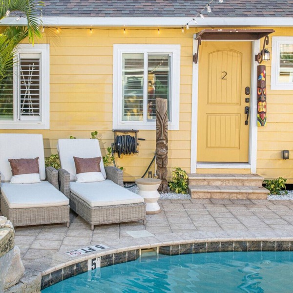 King Bed, Step to Madeira Beach, Heated Pool, Private