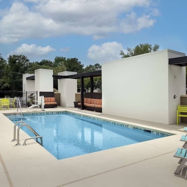 King Bed Studio: Kitchenette, Gym & Free Breakfast | 3 mi to Charleston Airport