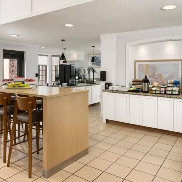 King Suite. Free Breakfast. Pool & Hot Tub. Relaxing Retreat!