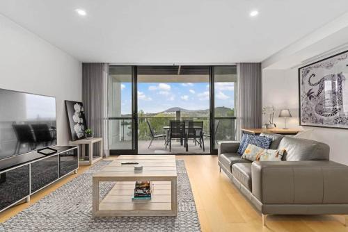 Kingston Lakefront Modern 2bed 2Bath w Parking
