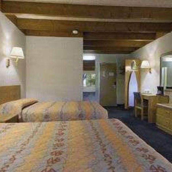 Knights Inn Liberty