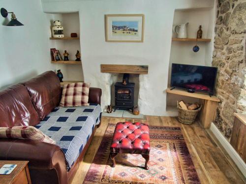 Knocker Cottage is a 3 bedroom made up of 1 double bedroom and 2 small double bedrooms in small village 10 min to beaches