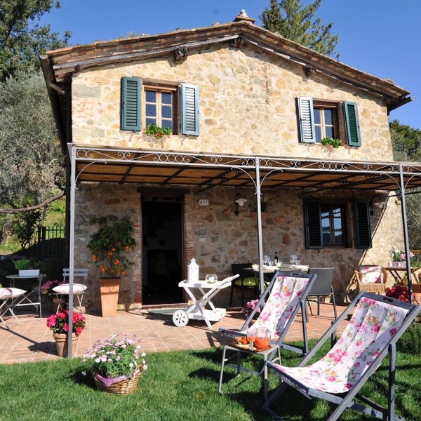 L'Oliveta: typical Tuscan farmhouse with a view of Lucca. Private garden and parking lot