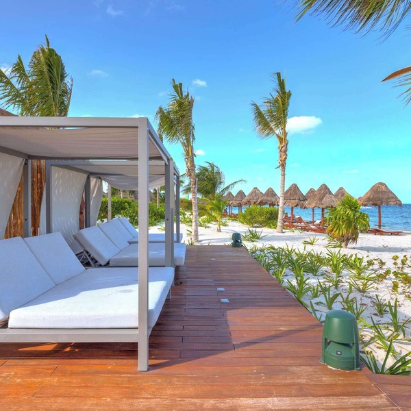 La Amada · Pools, Jacuzzis & Beach Club Access