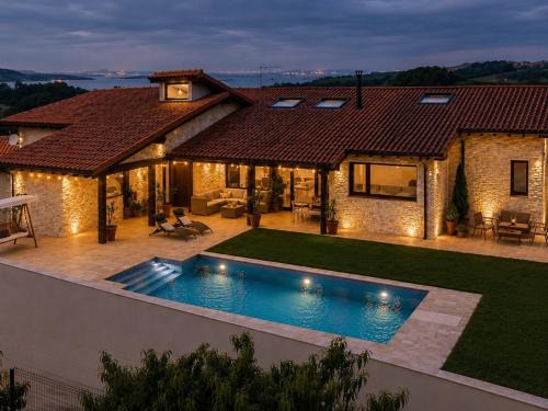 La Carrera, villa moderna con piscina privada en Mogro Cantabria
