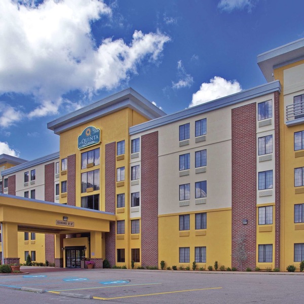 La Quinta Inn & Suites by Wyndham Elkview - Charleston NE