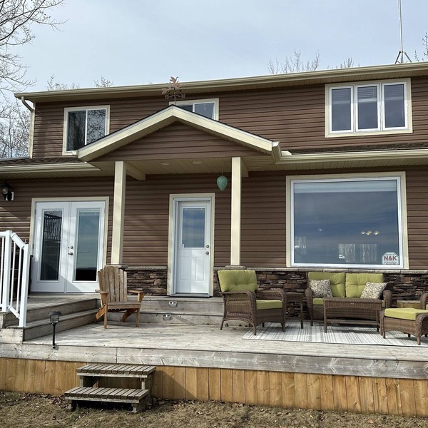 Lake front cabin w/hot tub & firepit, close to The Village at Pigeon Lake.