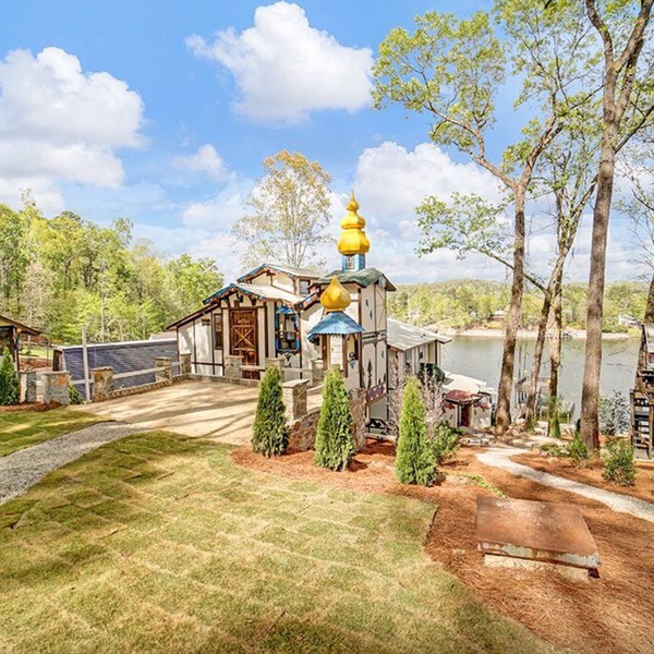 Lake Front Castle with Mini Golf/Pickleball/Arcade/Sleeps 18