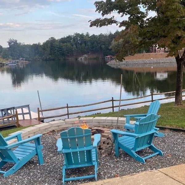 Lake front home 25 ft from water w/private dock, firepits, kayaks & paddle boat