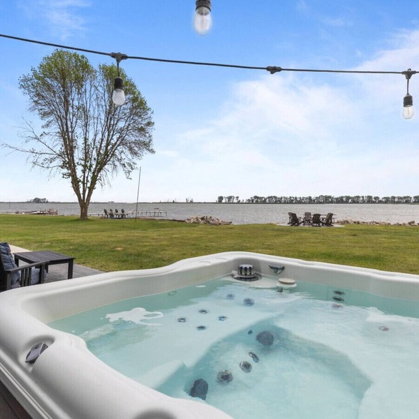 Lake Front|HotTub|Firepit|Grill| Sleeps 7!