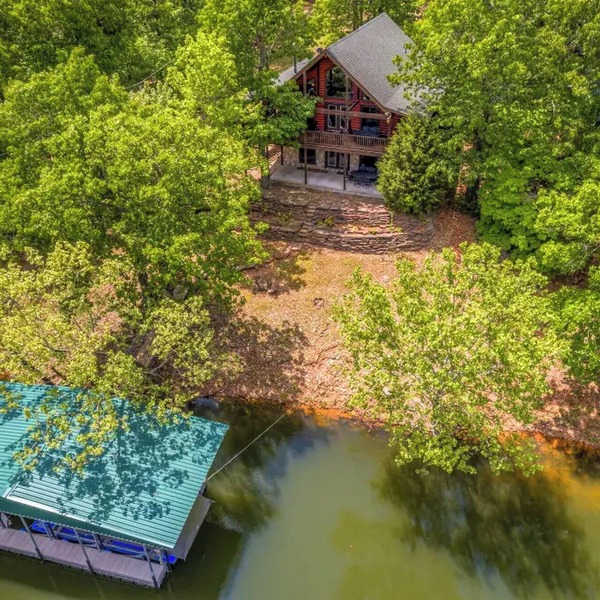 LAKE FRONT! Lodge Style 6-bedroom Cabin & Private Dock. Great for families.