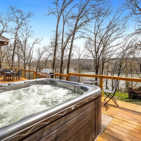 Lake FRONT - Paddle Point - Hot Tub!