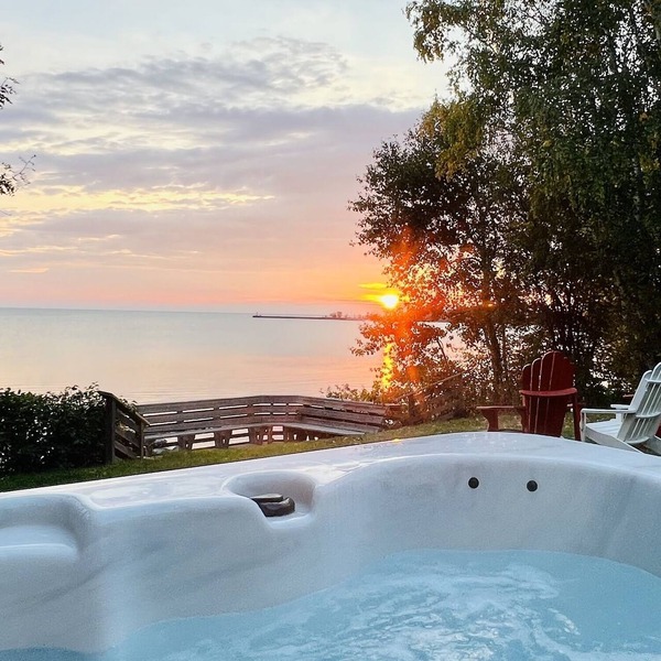 Lake Front Timber Frame, Hot Tub, Fireplace, *for bookings before Sept 5th.