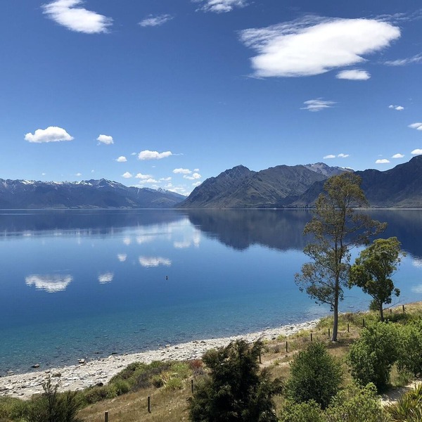Lake Hawea Lakefront Cabin