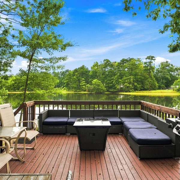 Lake & Kayaks w Hot Tub - 20 Mins to Beaches!