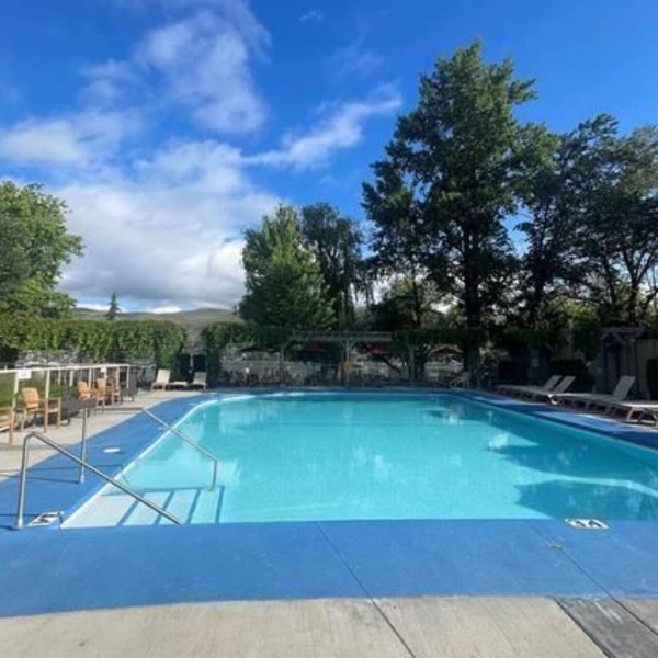 Lake Okanagan waterfront Condo. Large dock with pool and hot tub Reg #H015247536