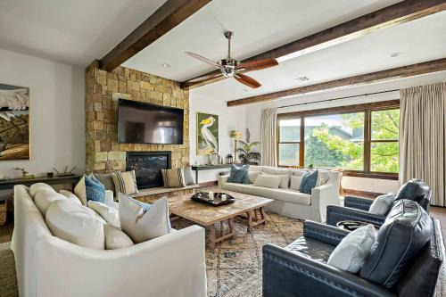 Lake Travis Luxe Villa - 4BR - Pickleball - BBQ