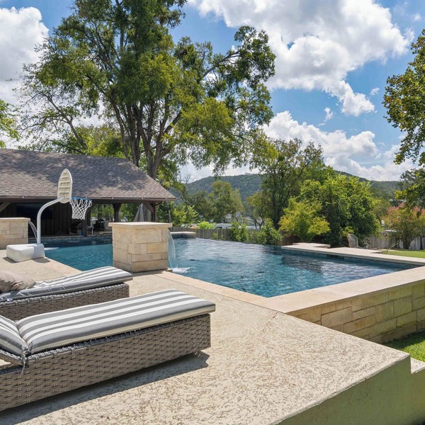 Lake Travis Tranquility: waterfront w/pool, hot tub, boat dock, bar & game room