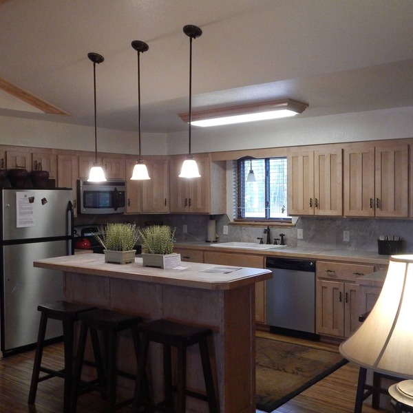 Lake view three bedroom, three bath cottage with private hot tub overlooking Lake Ouachita. by RedAwning