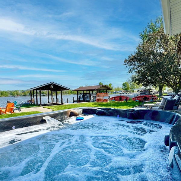 Lake + Waterfront + Dock + HotTub + Kayaks + Walking distance to Woody's
