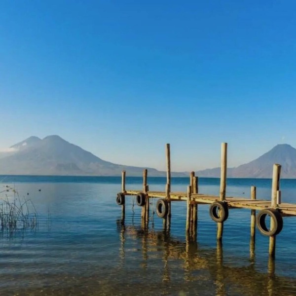 Lakefront 2-bedroom villa with stunning views of lake and mountains
