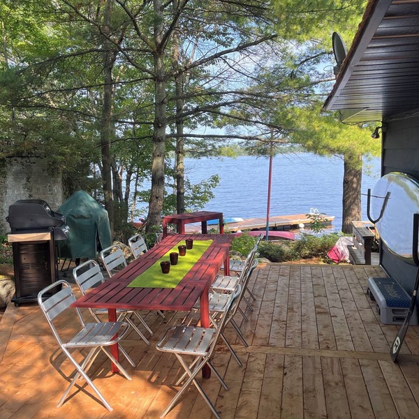 LAKEFRONT 3BDR CABIN WITH PRIVATE DOCKS & DECKS - MUSKOKA NEAR PORT CARLING