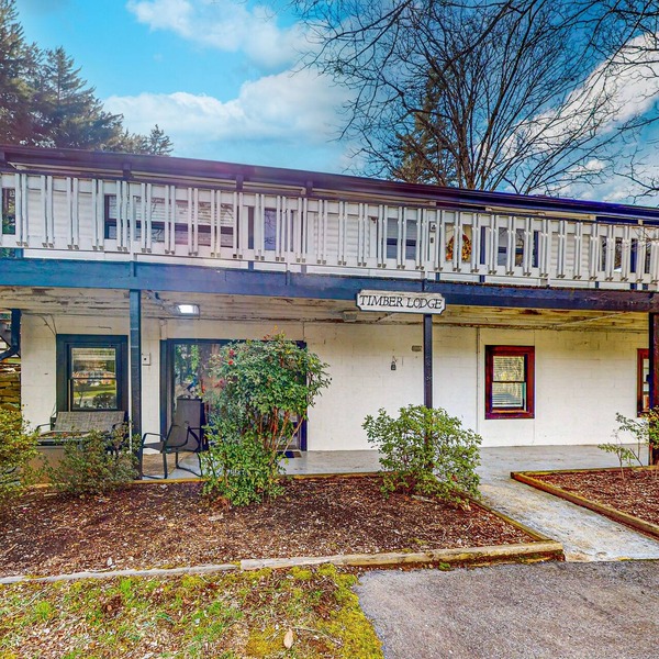 Lakefront apartment with on-site pool, tennis, grill, & patio - dog-friendly