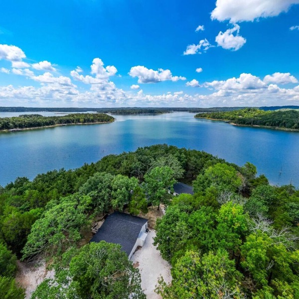 LAKEFRONT Bliss FLAT to water: Spacious home with Game Room, Sleeps 15 Guests!