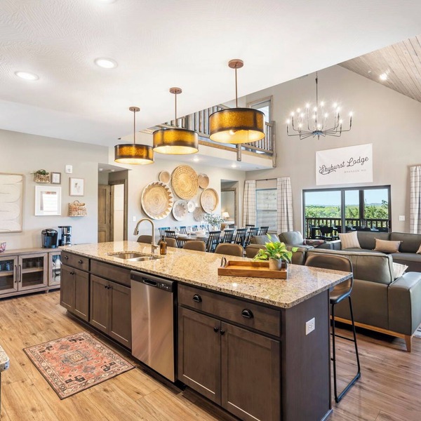 Lakefront Cabin–Pool, Private Hot, Tub & Fireplace