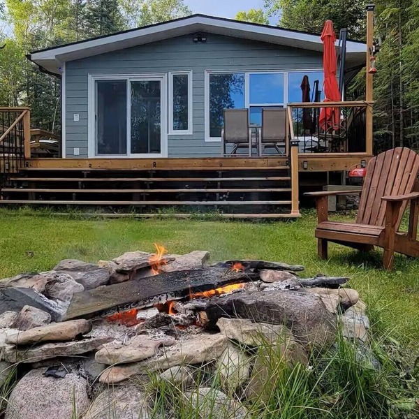 Lakefront Cabin w/Private Beach, Deck, Veranda & Full Kitchen – Pet Friendly