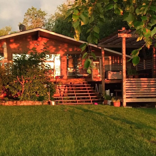 Lakefront cottage - two decks overlooking Lake Winnipeg