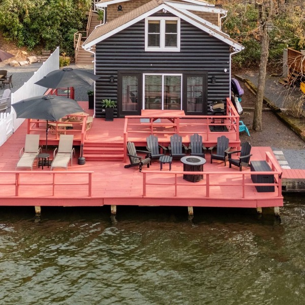 Lakefront Cottage-Ski-Golf-Snowboard- Watersports. 5 Bedrooms 9 Beds 2 Baths