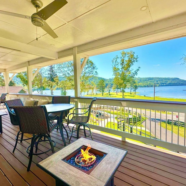 Lakefront "Double Studio"-Lake, Pool, Splash Pad, hot tub, fire pit, kayaks, etc