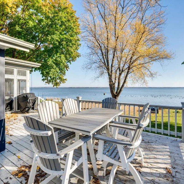 Lakefront Edgerton Cottage w/Deck & Grill!