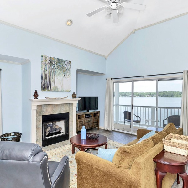 Lakefront Getaway with Stunning Western Views – Sleeps 6!