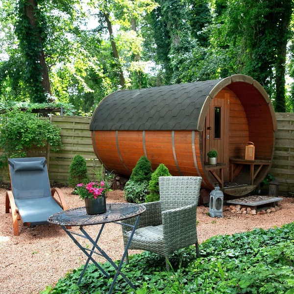 Lakefront Holiday Cottage with Private Terrace and Wi-Fi