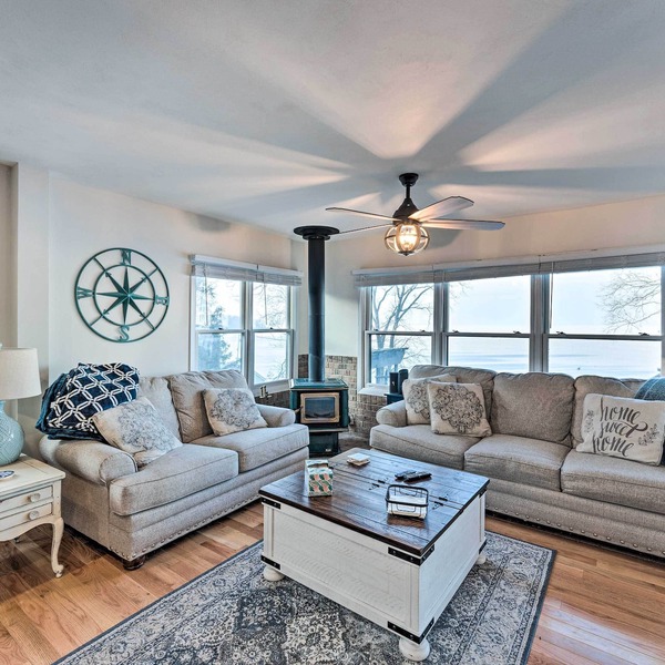 Lakefront Home w/Gorgeous Sunsets, Kayaks, & Pier